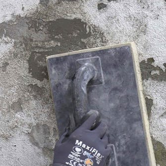 Små hull i pussede vegger: Glatt ut mørtelen med et filsebrett Små hull i pussede vegger: Glatt ut mørtelen med et filsebrett